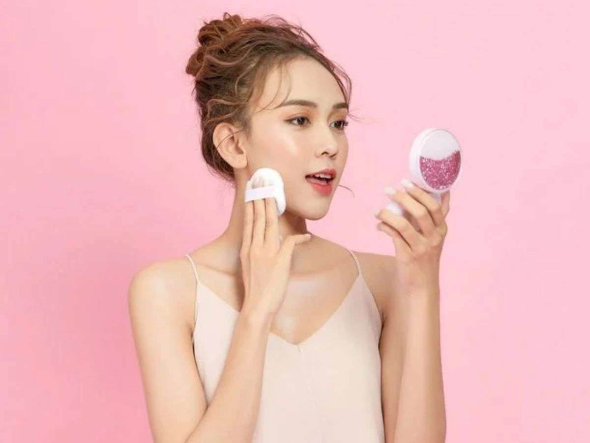 Dùng bông mút ấn nhẹ vào miếng mút chứa cushion để lấy một lượng vừa đủ sản phẩm