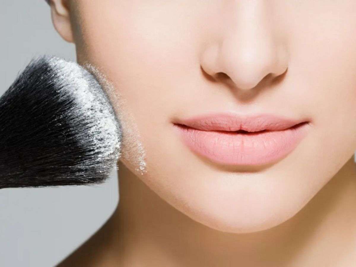 Cách apply phấn rôm lên mặt giảm thiểu tác hại