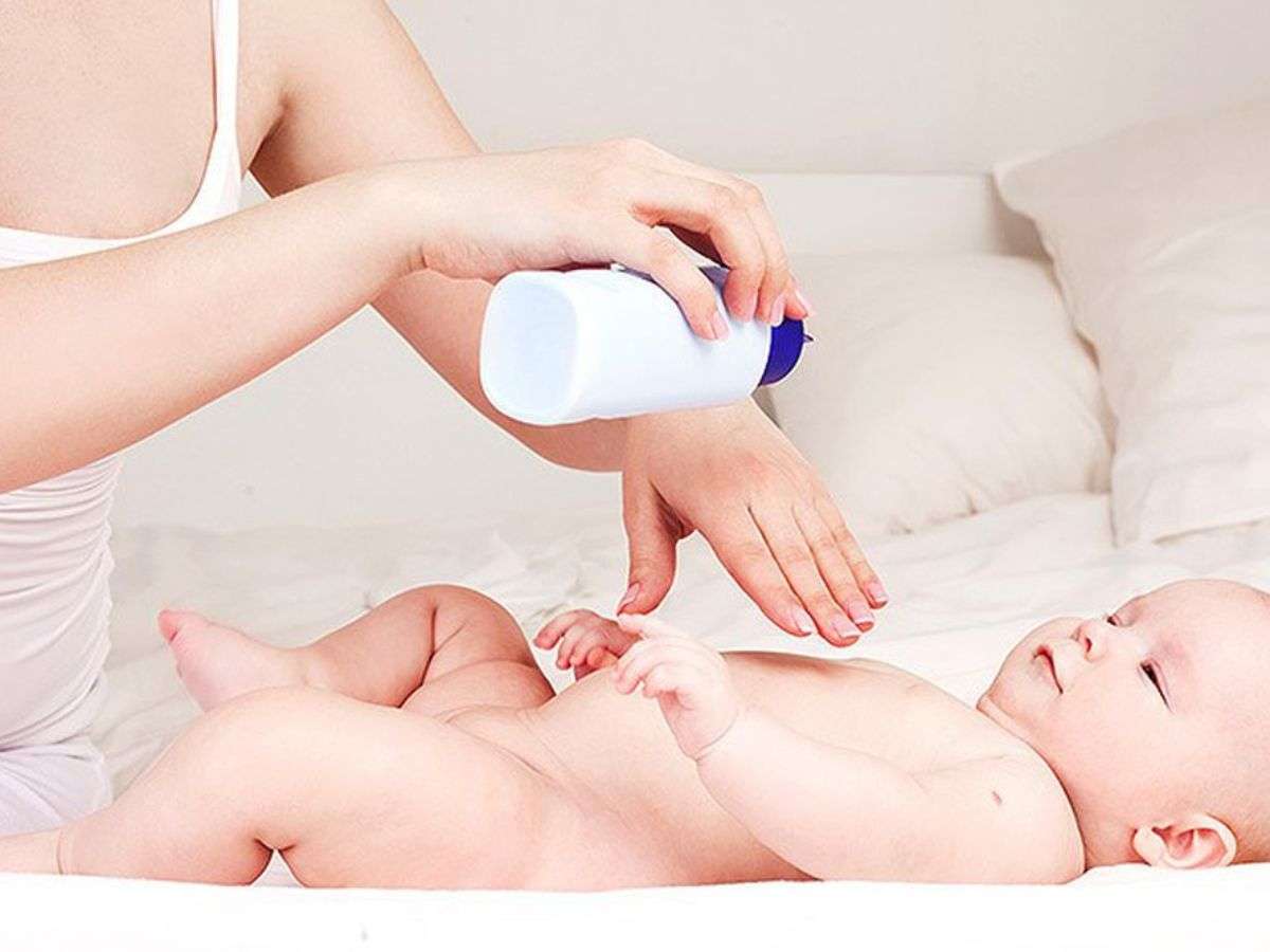 Nhiều người cho rằng vì phấn rôm được sản xuất cho trẻ em, nên sẽ an toàn và lành tính khi dùng 