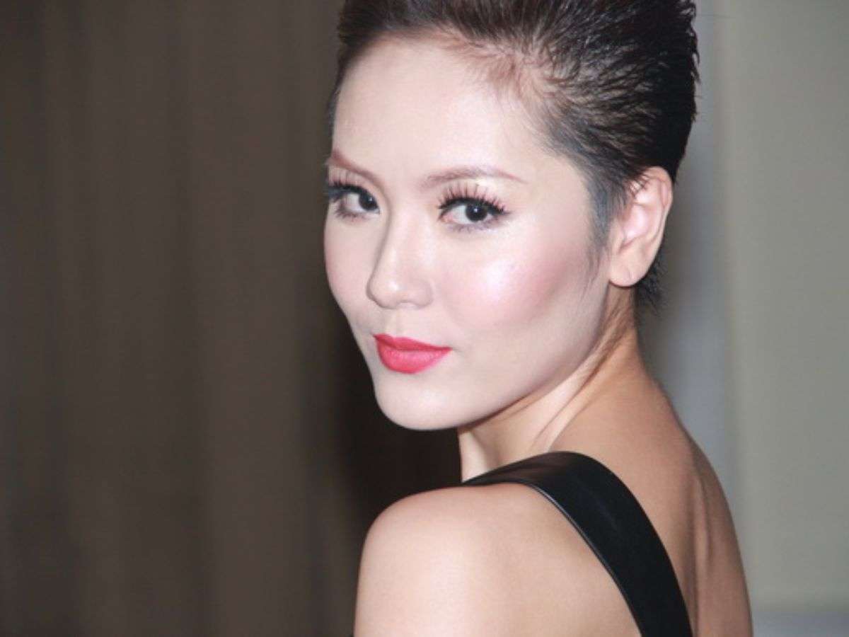 Nếu bạn lấy phấn rôm hơi quá tay, lớp nền sẽ trở nên trắng bệch
