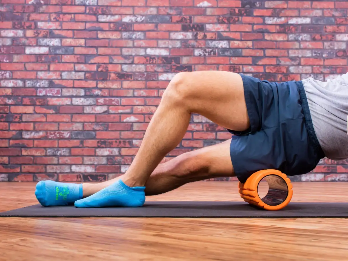 Lăn vùng chày giúp giảm đau và căng cơ, cải thiện sự linh hoạt cho dải chậu chày
