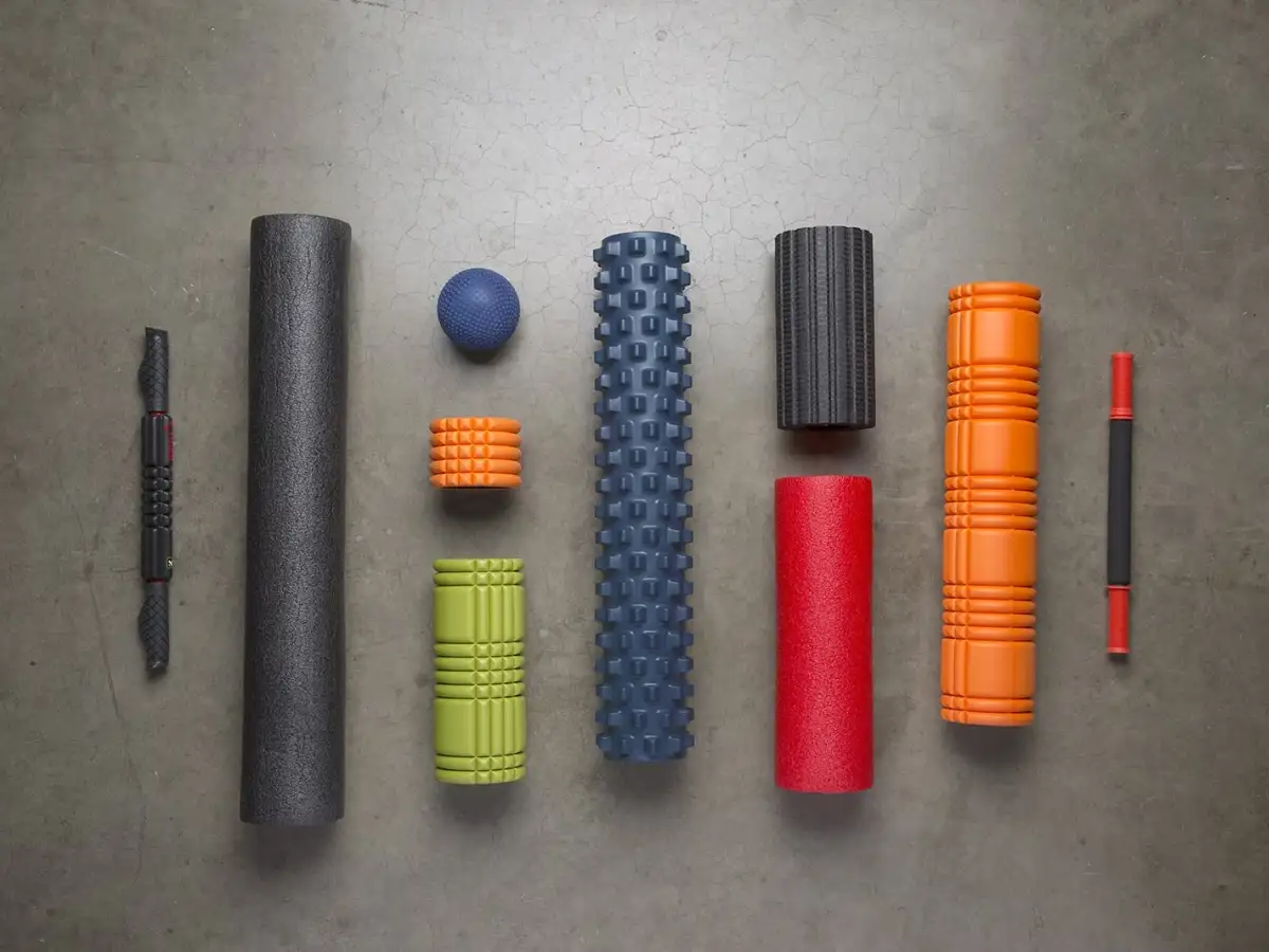 Foam roller là một dụng cụ hình trụ dùng để tự massage sâu vào cơ và mô liên kết