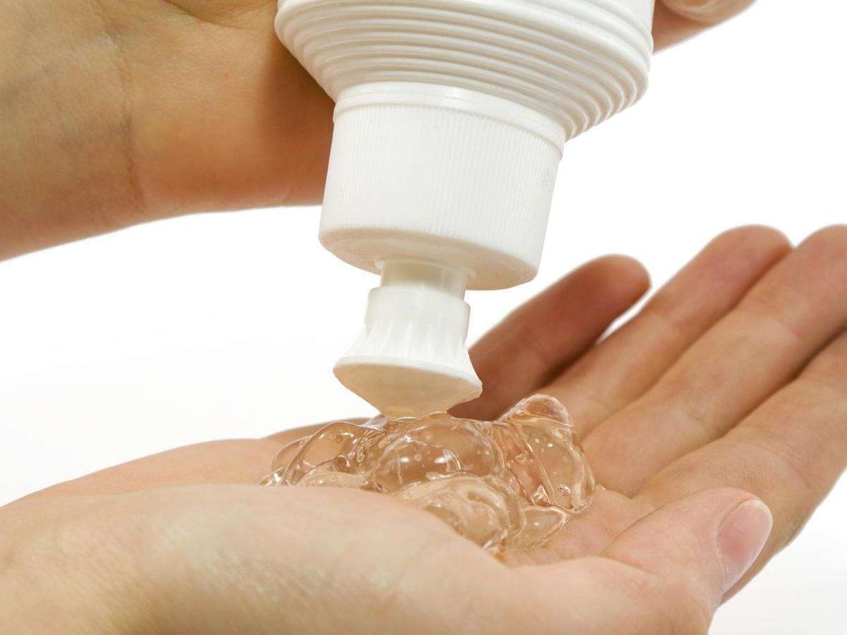 Lấy lượng gel vừa đủ để tránh bết dính khi sử dụng trên tóc