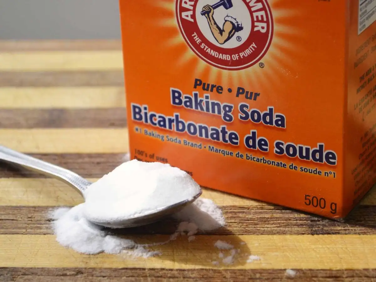 Để khử mùi đồ bơi, bạn có thể ngâm với giấm trắng, hoặc sử dụng baking soda