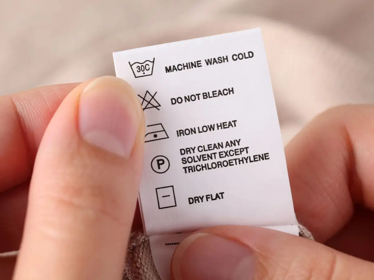 Nhãn mác quần áo chính là tờ hướng dẫn sử dụng mà nhà sản xuất gửi gắm