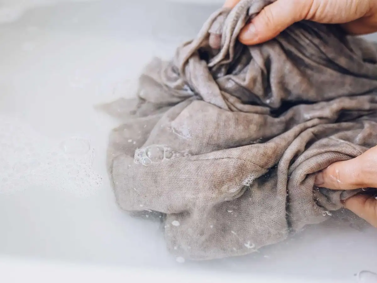 Với những món đồ quá bẩn bạn cần ngâm trước khi giặt