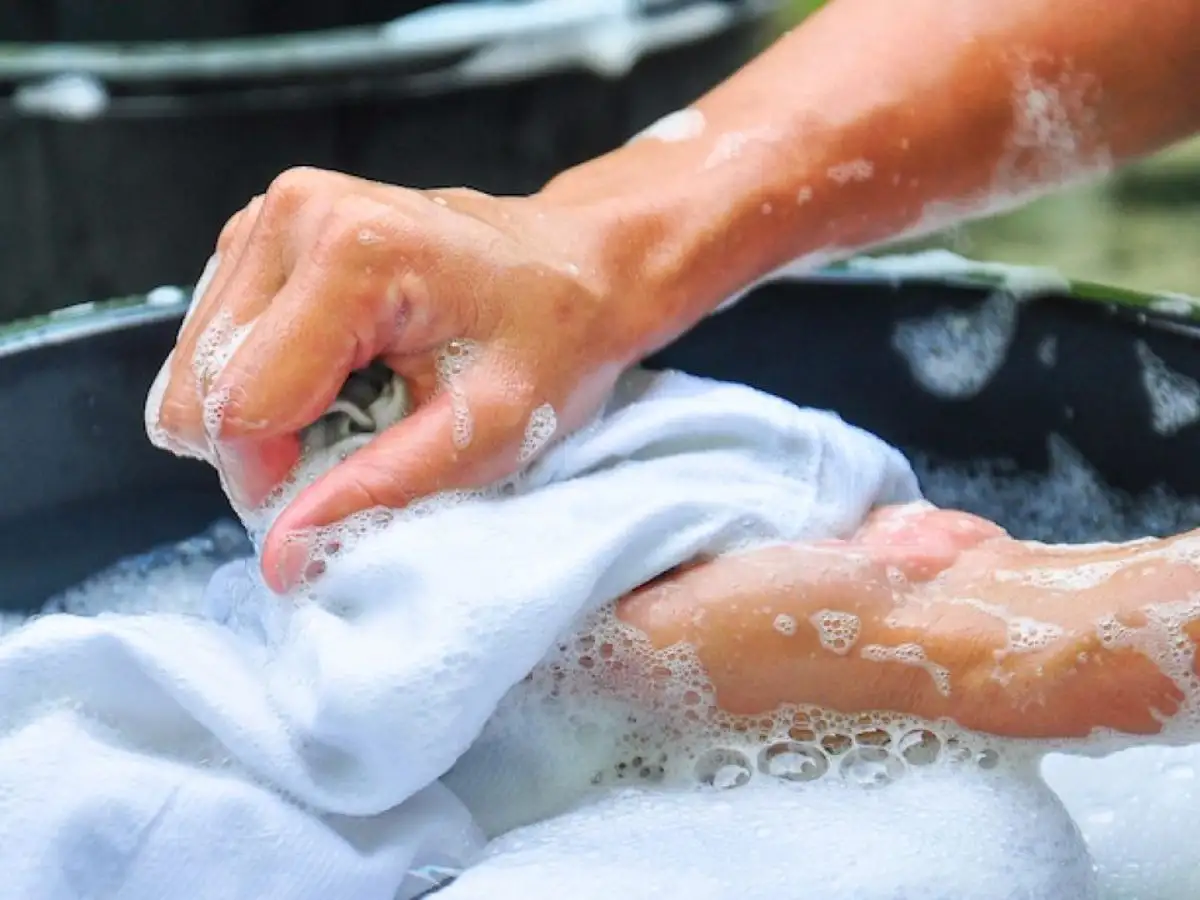 Giặt tay đúng cách không chỉ làm sạch mà còn là cách tuyệt vời để bảo quản trang phục