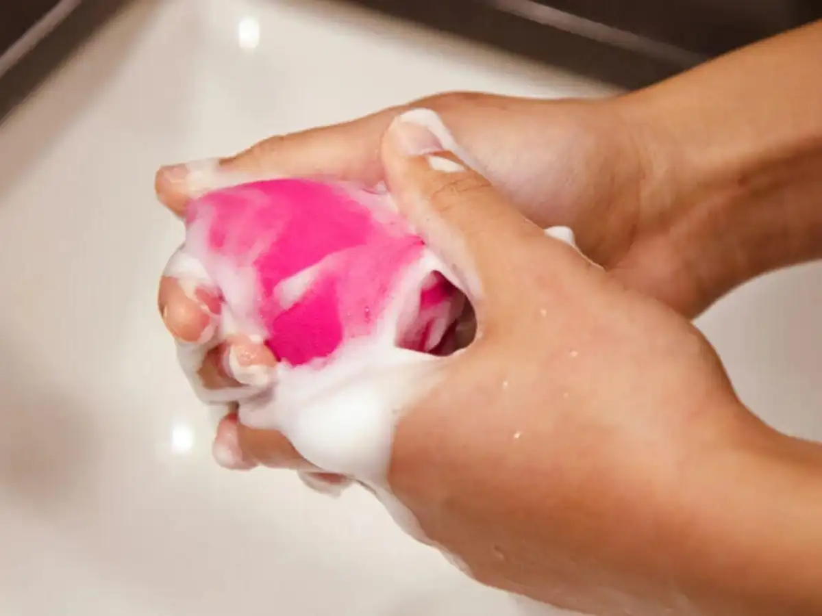 Tần suất lý tưởng để giặt mút trang điểm phục thuộc vào thời gian sử dụng