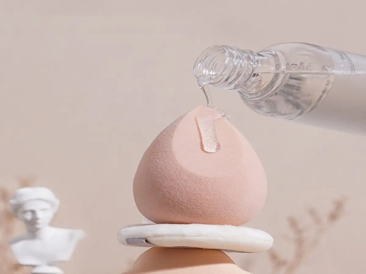 Sử dụng dầu tẩy trang làm sạch mút trang điểm 