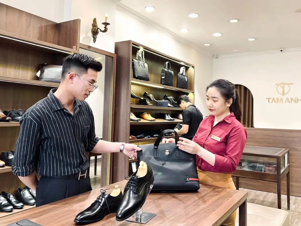 Phong cách sản phẩm tại Tâm Anh khá phổ thông, dễ tiếp cận, phù hợp cho nhiều dịp từ công sở đến các hoạt động thường ngày