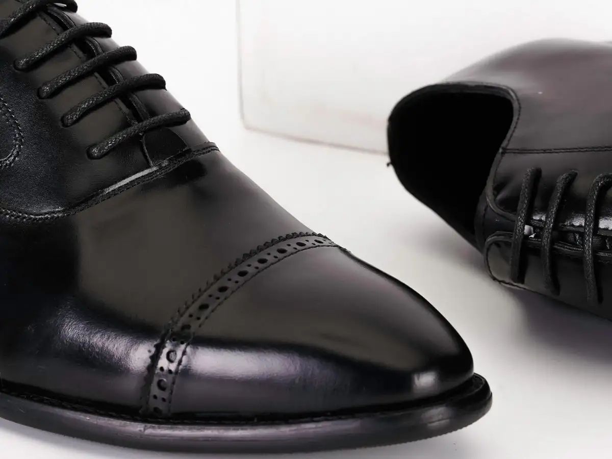Semi-Brogue màu đen với họa tiết mũi giày tạo điểm nhấn tinh tế