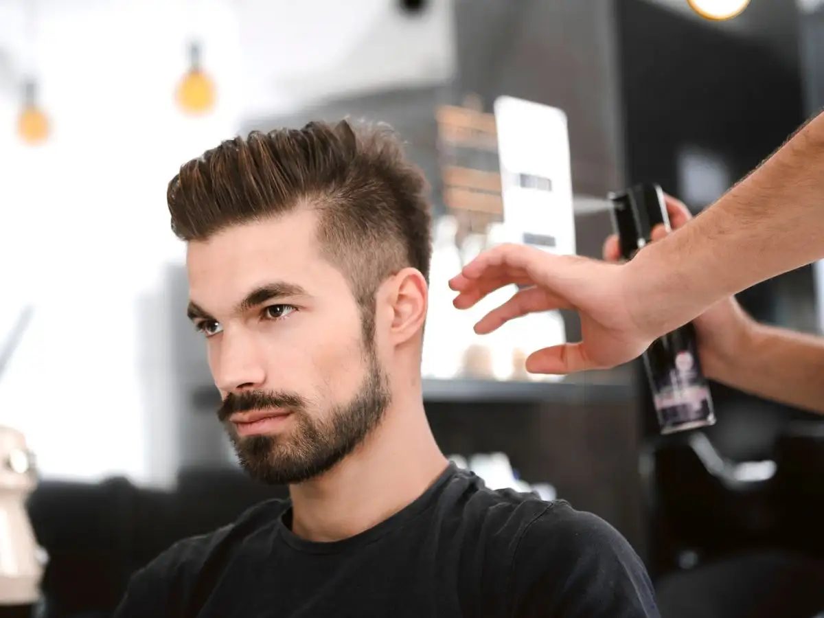 Gôm xịt tóc giúp mái tóc gọn gàng hơn 