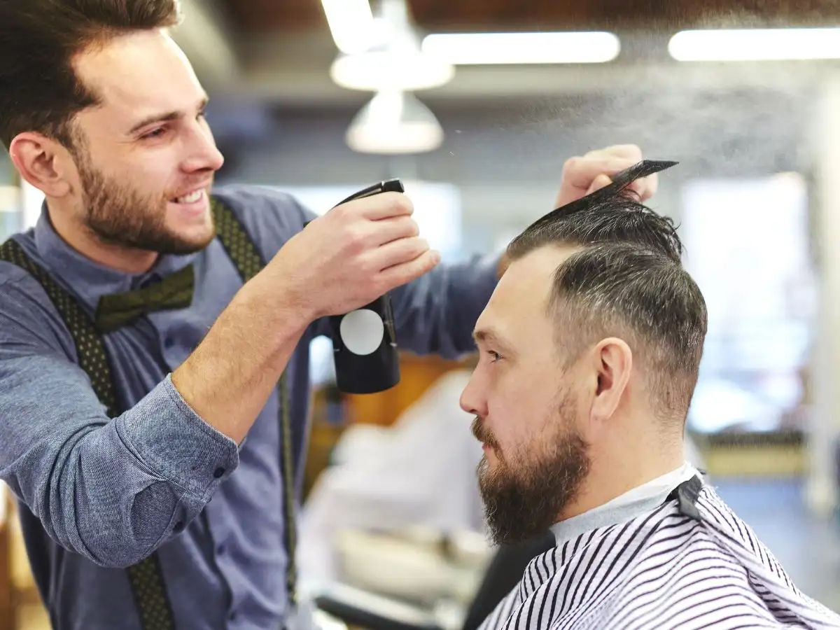Gôm xịt tóc đặc biệt hữu ích cho anh em tóc mỏng hoặc muốn kiểu tóc trông tự nhiên