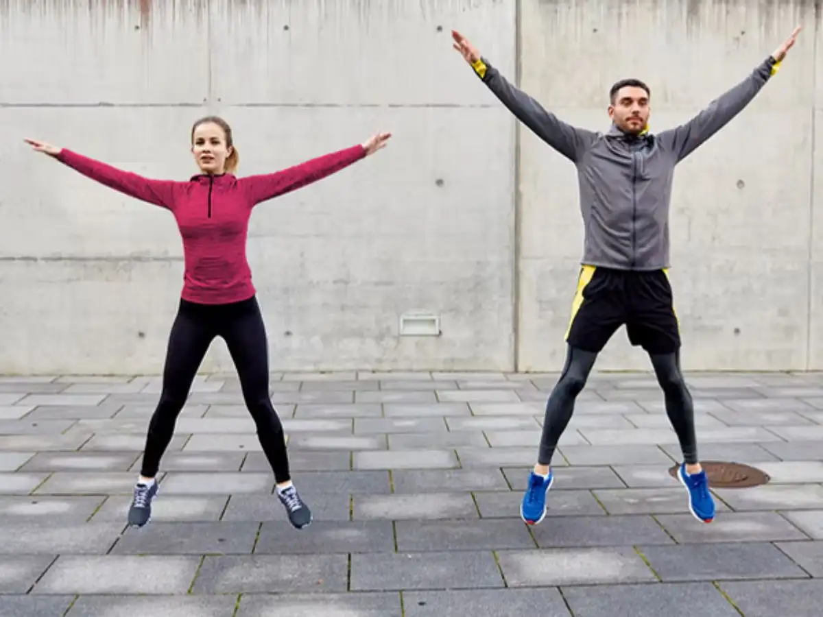 Jumping Jacks giúp tác động cơ vai, chân và tim mạch hiệu quả