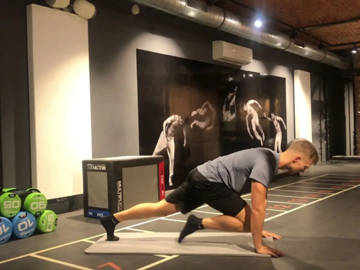 Mountain Climbers nên được thực hiện liên tục trong khoảng 30 giây mỗi lần tập