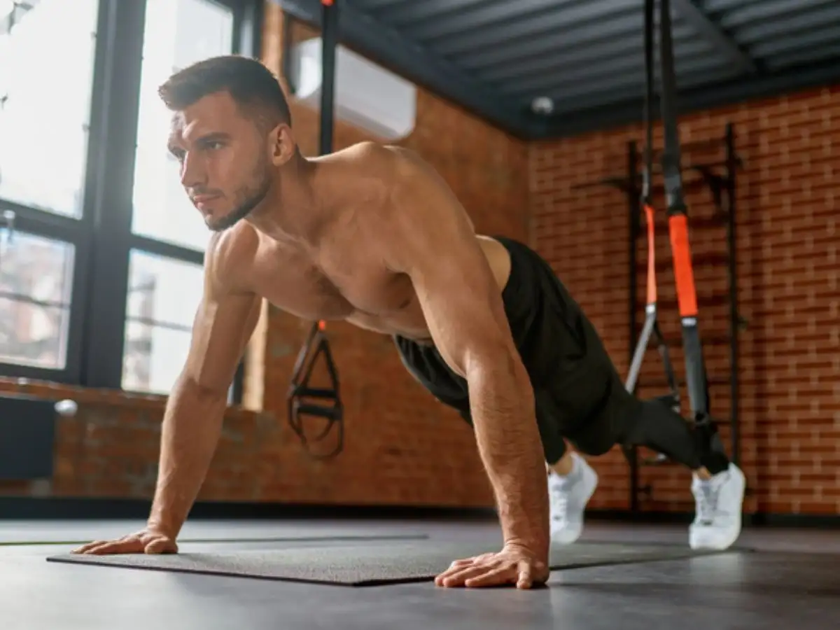 Plank Jacks giúp tác động đến nhóm cơ bụng, liên sườn và vai