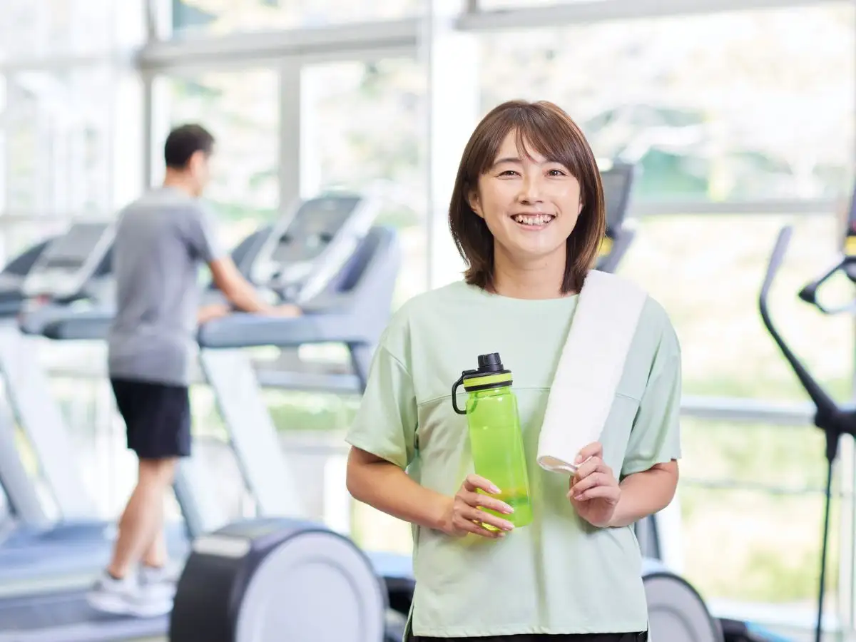 Chai nước và khăn đặt ở khay đựng đồ của máy chạy bộ để thuận tiện khi sử dụng