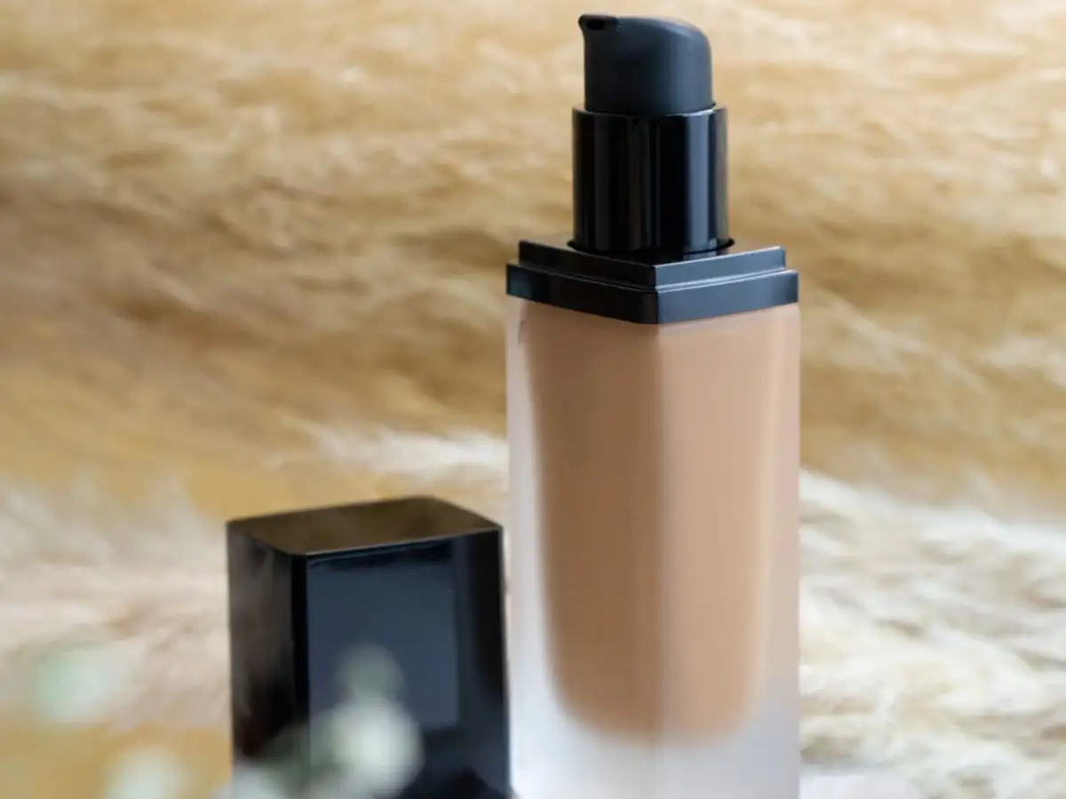 Bạn có thể lựa chọn giữa BB Cream, CC Cream hoặc các loại kem nền mỏng nhẹ, tự nhiên