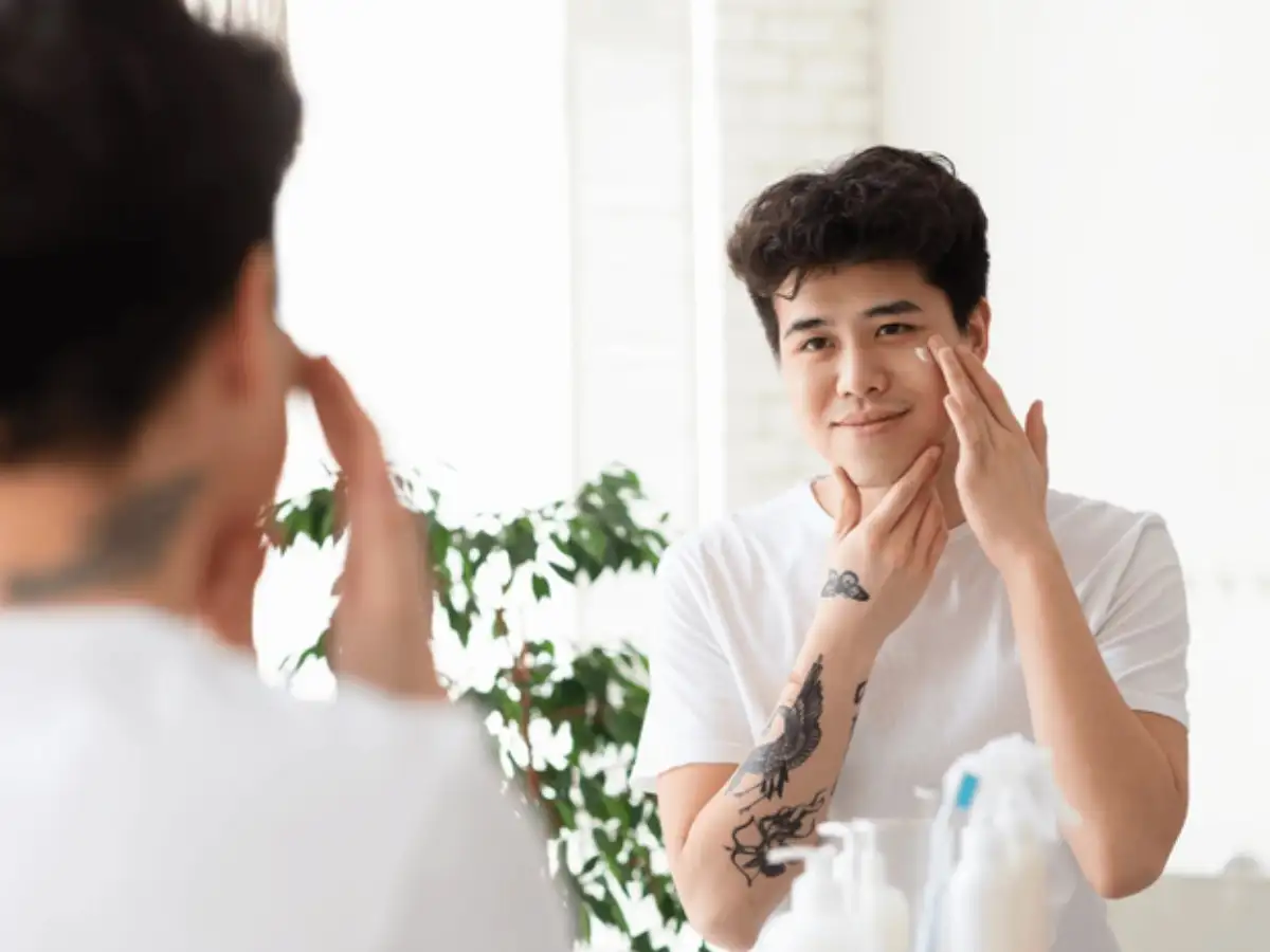 Nên tán kem che khuyết điểm nhẹ nhàng 