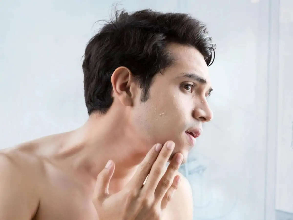 Làm sạch mặt trước khi sử dụng kem che khuyết điểm cho nam