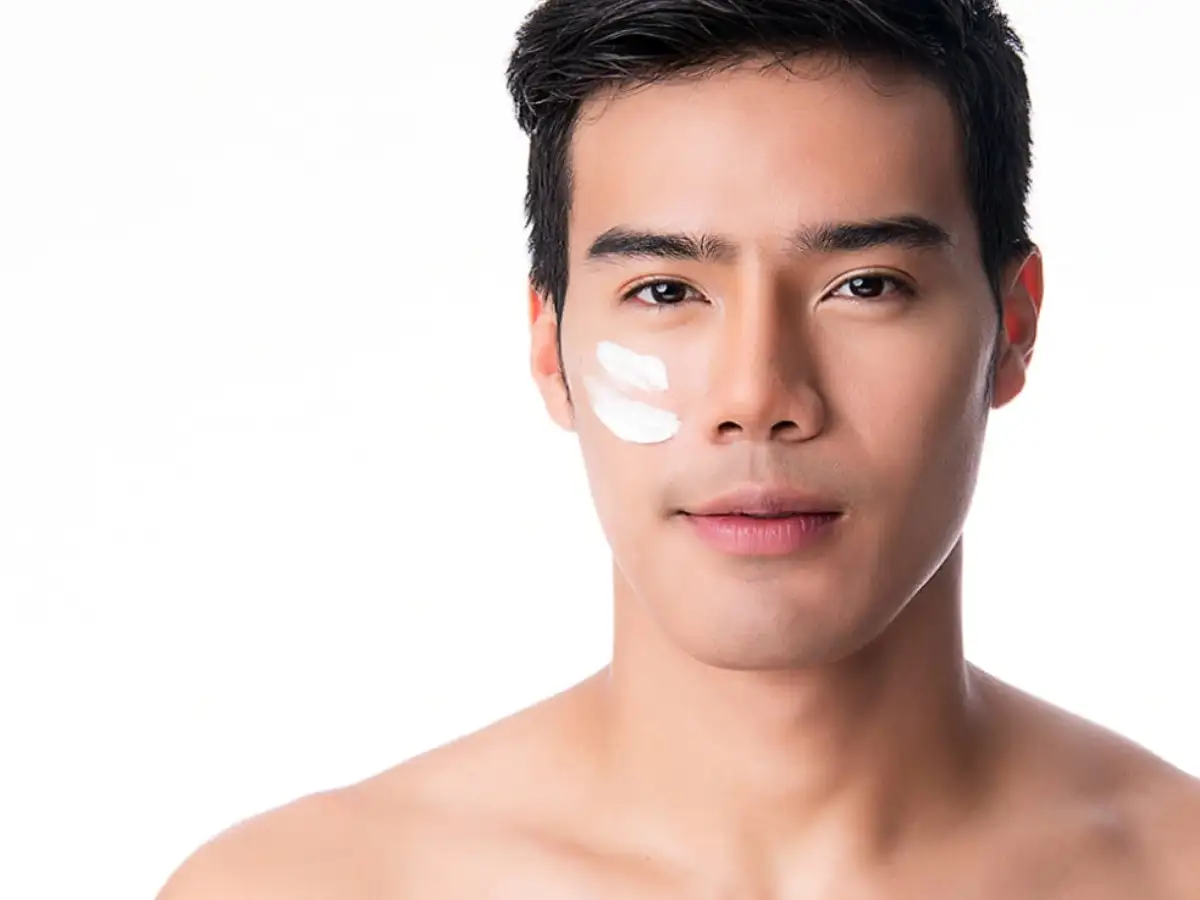 Chú ý làm ẩm da trước khi che khuyết điểm 