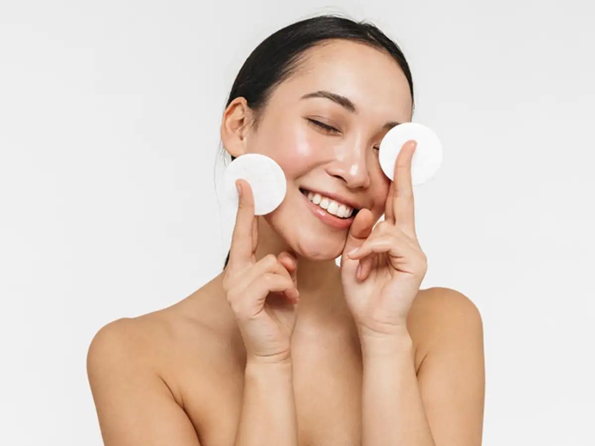 Tẩy trang kỹ lưỡng cuối ngày để làn da được sạch sẽ hơn