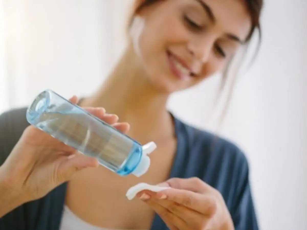 Dùng nước tẩy trang để tẩy trang