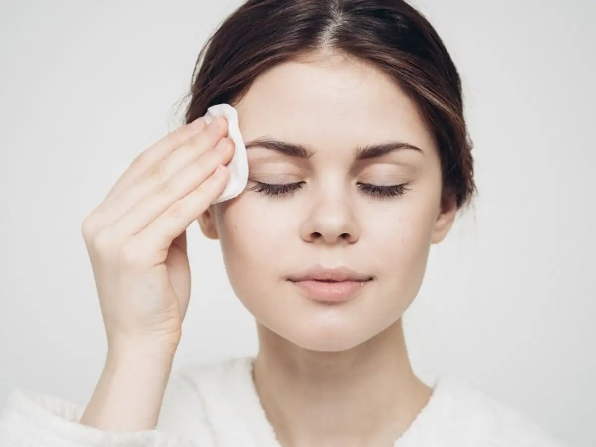 Tẩy trang giúp cuốn phăng đi lượng dầu thừa một cách hiệu quả