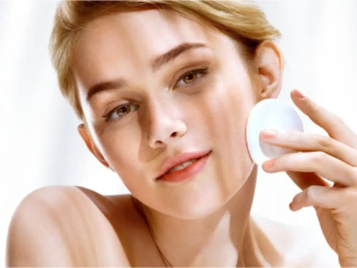 Tẩy trang giúp da khỏe hơn, ít bị mụn ghé thăm hơn