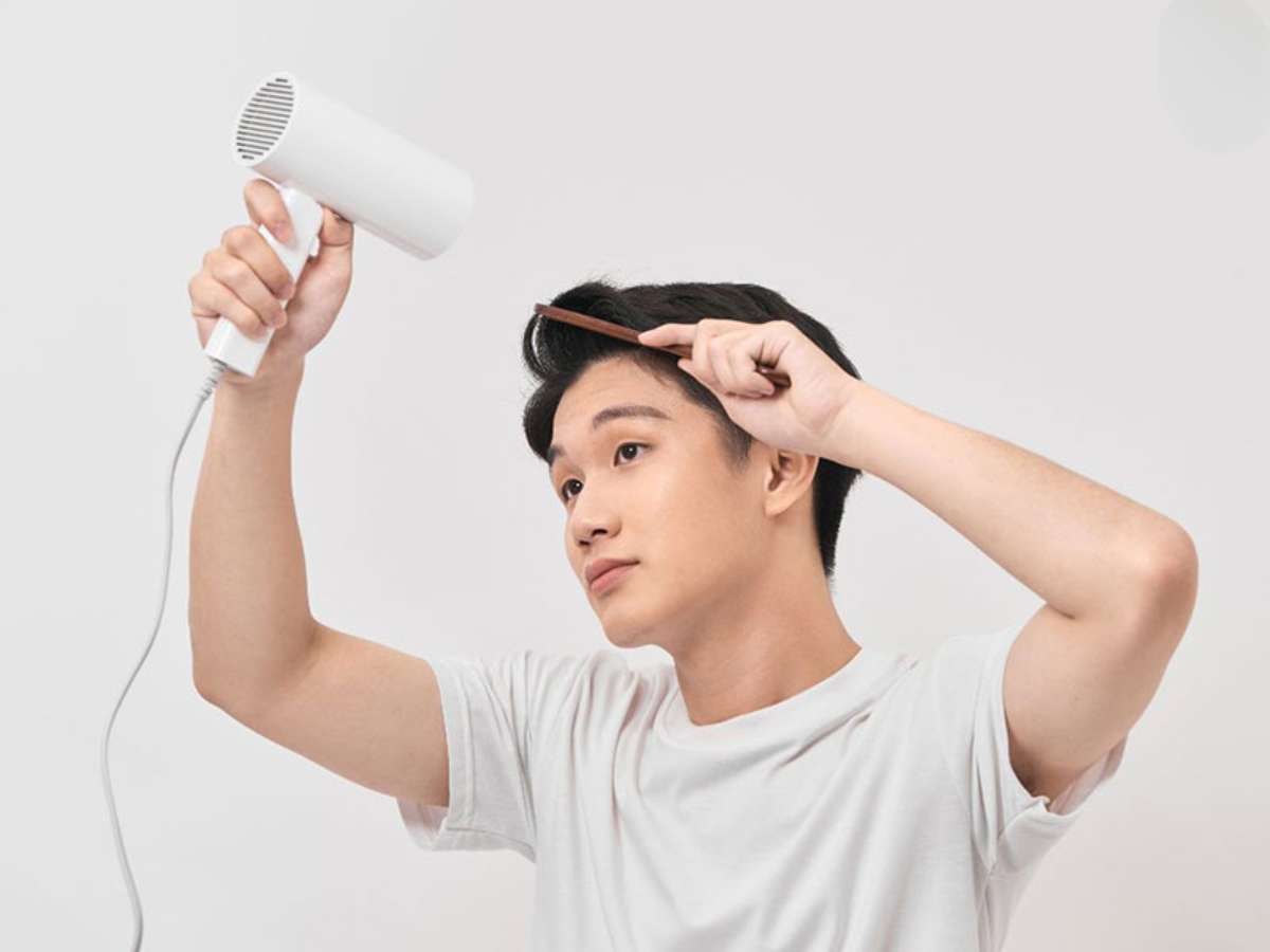 Nên gội đầu và sấy tóc đúng cách với mái ngố nam