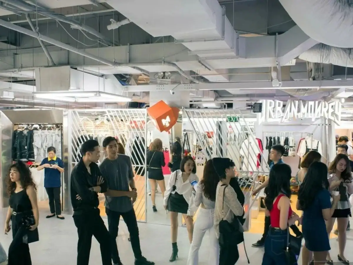 Mua sắm trực tiếp tại cửa hàng local brand Hà Nội mang lại nhiều lợi thế