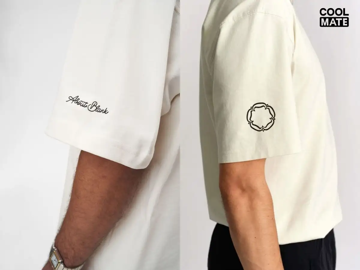 Cận cảnh logo nhỏ được in trên tay áo thun, một chi tiết tinh tế nhưng hiệu quả để tăng cường nhận diện thương hiệu