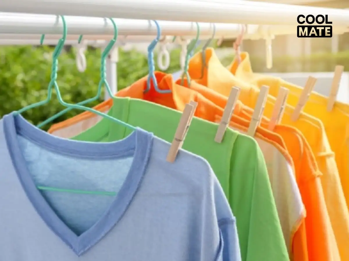 Lộn trái áo trước khi phơi để bảo vệ màu và họa tiết