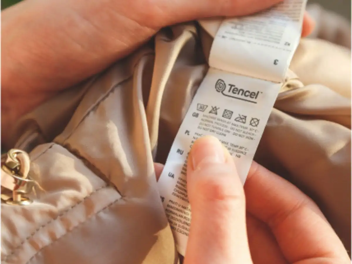 Kiểm tra tem nhãn sản phẩm để xác định thành phần lụa tencel