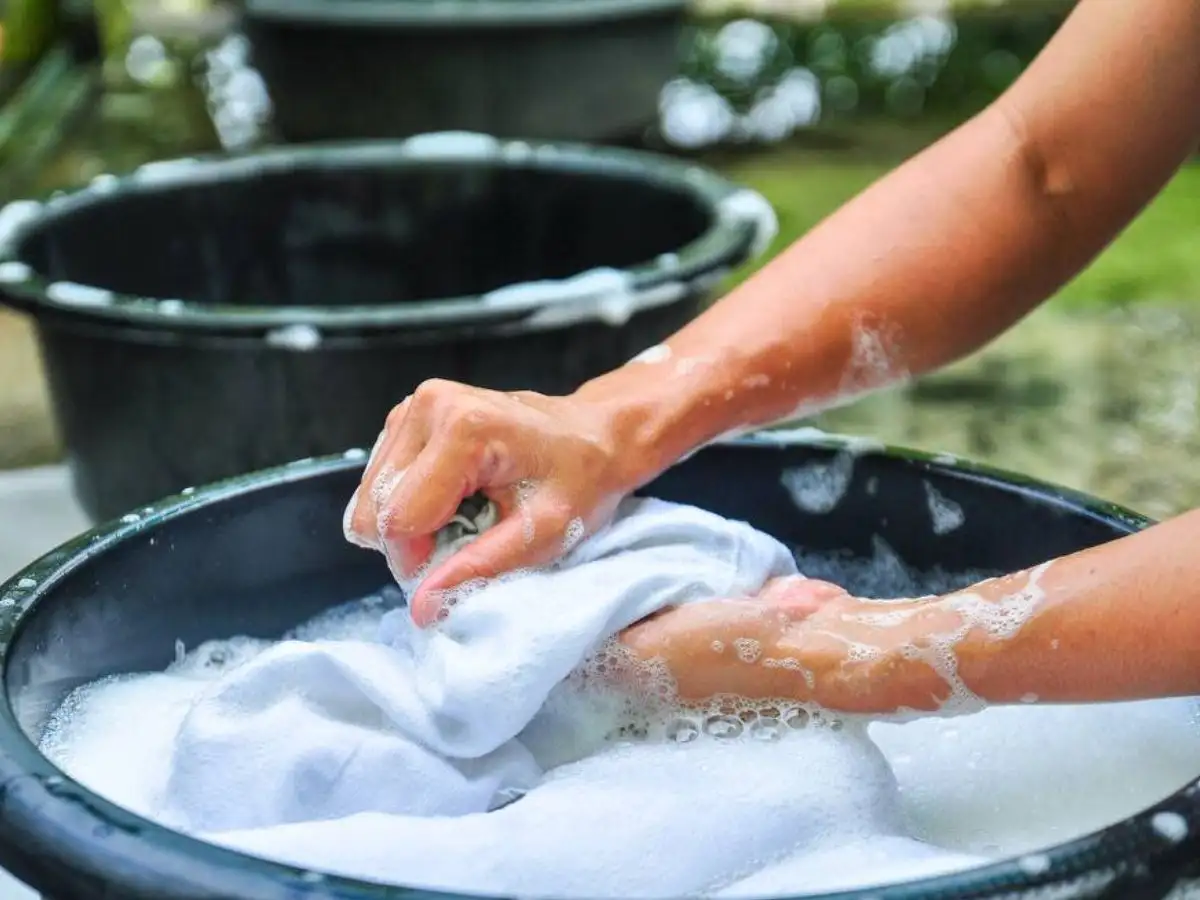 Nên lưu ý giặt phơi và bảo quản trang phục từ lụa tencel cẩn thận