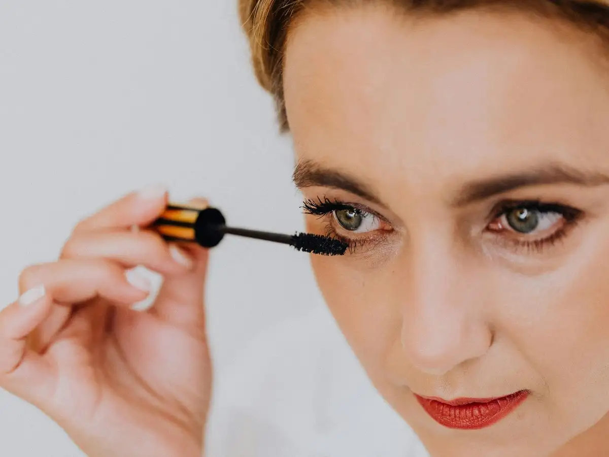 Nên đậy nắp thật kín để bảo quản mascara trong thời gian lâu dài