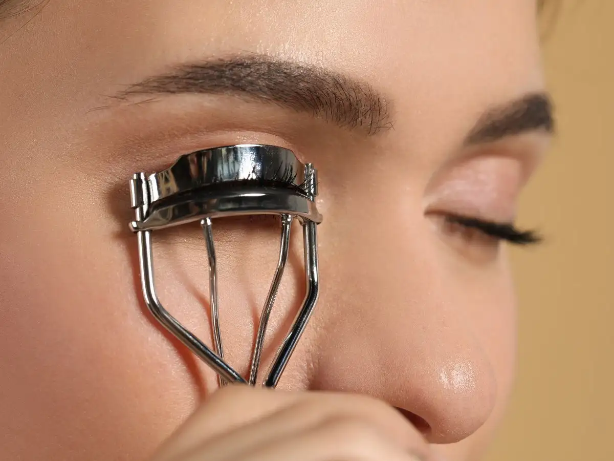 Nên kẹp mi trước khi dùng mascara chuốt tạo hình nhé