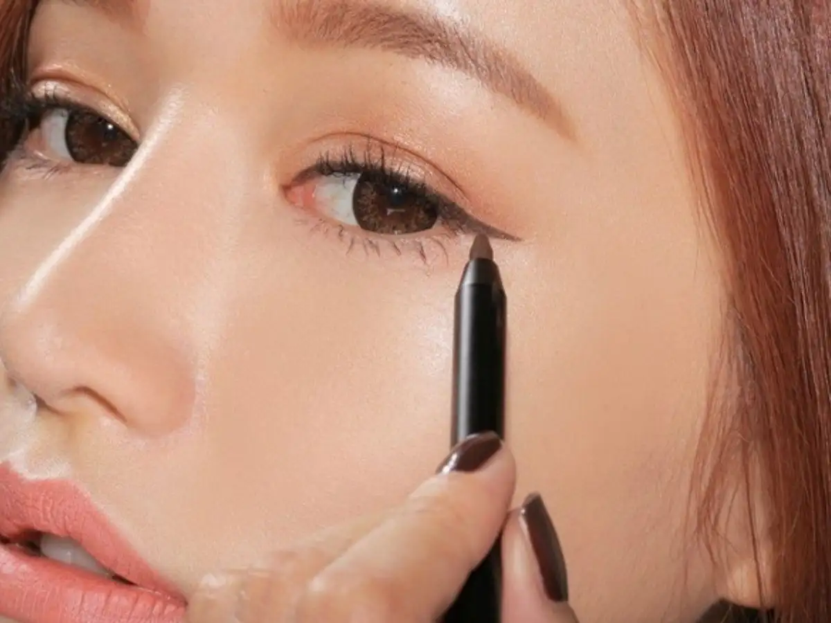 Eyeliner đuôi ngang sẽ giúp đôi mắt thêm hiền hòa hơn