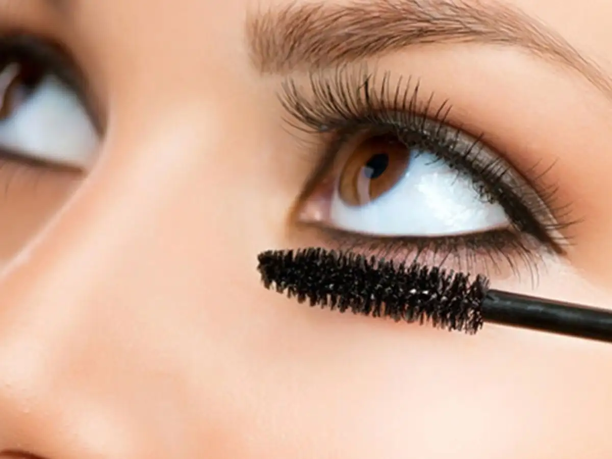 Mascara chuốt kỹ giúp mi cong vút, tạo hiệu ứng mắt dài và mềm mại hơn