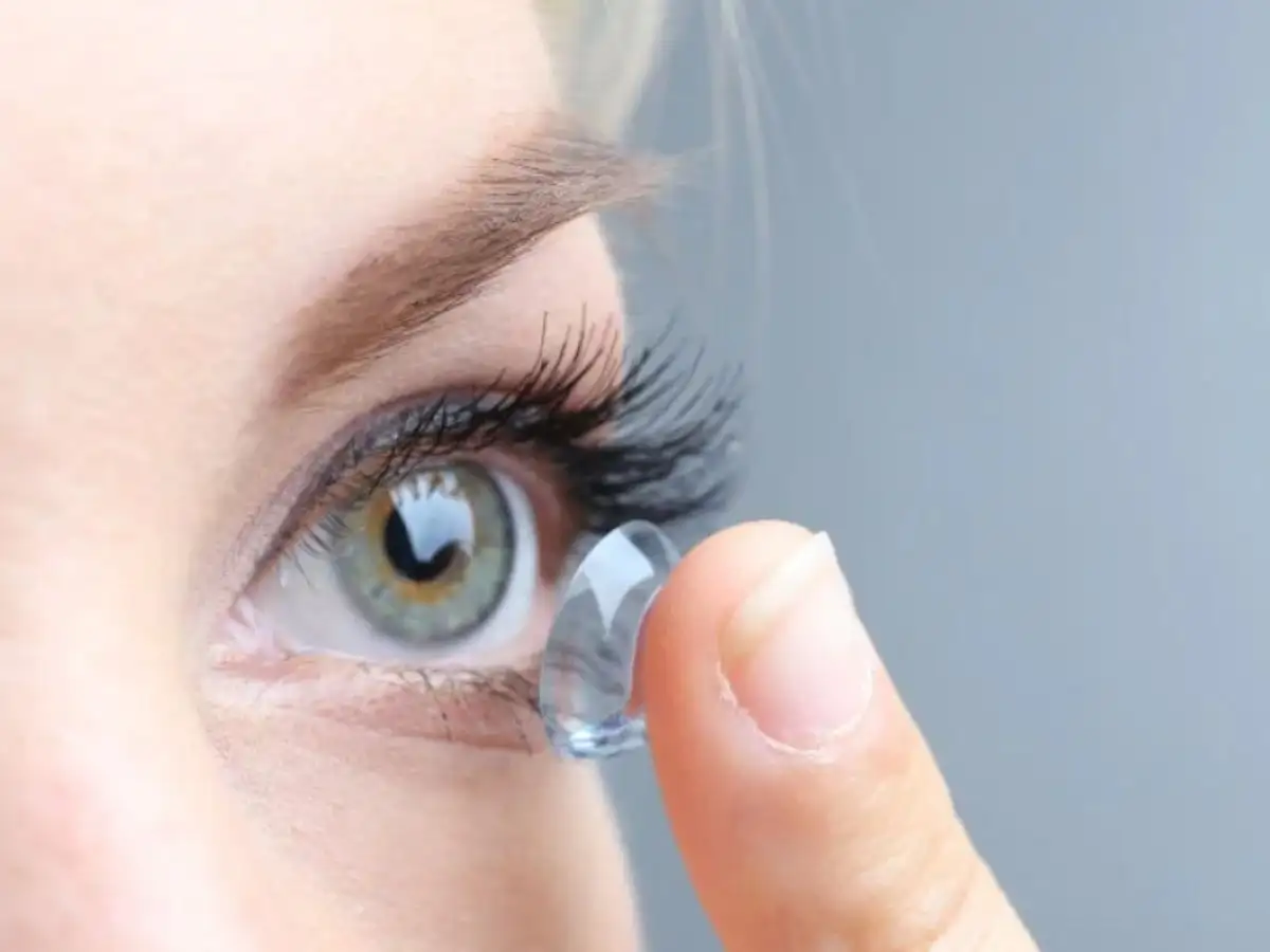 Nên ưu tiên các loại lens có màu tối tự nhiên
