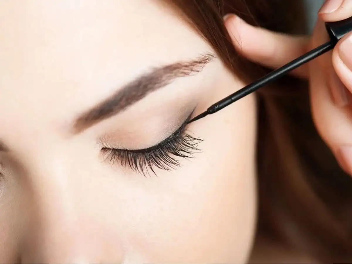 Eyeliner mảnh sát chân mi là một gợi ý hoàn hảo cho mắt lồi