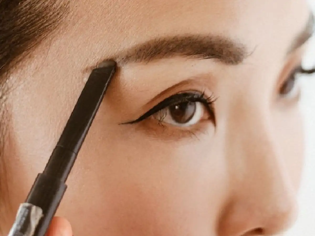 Cặp chân mày cân đối sẽ giúp giảm sự chú ý vào đôi mắt