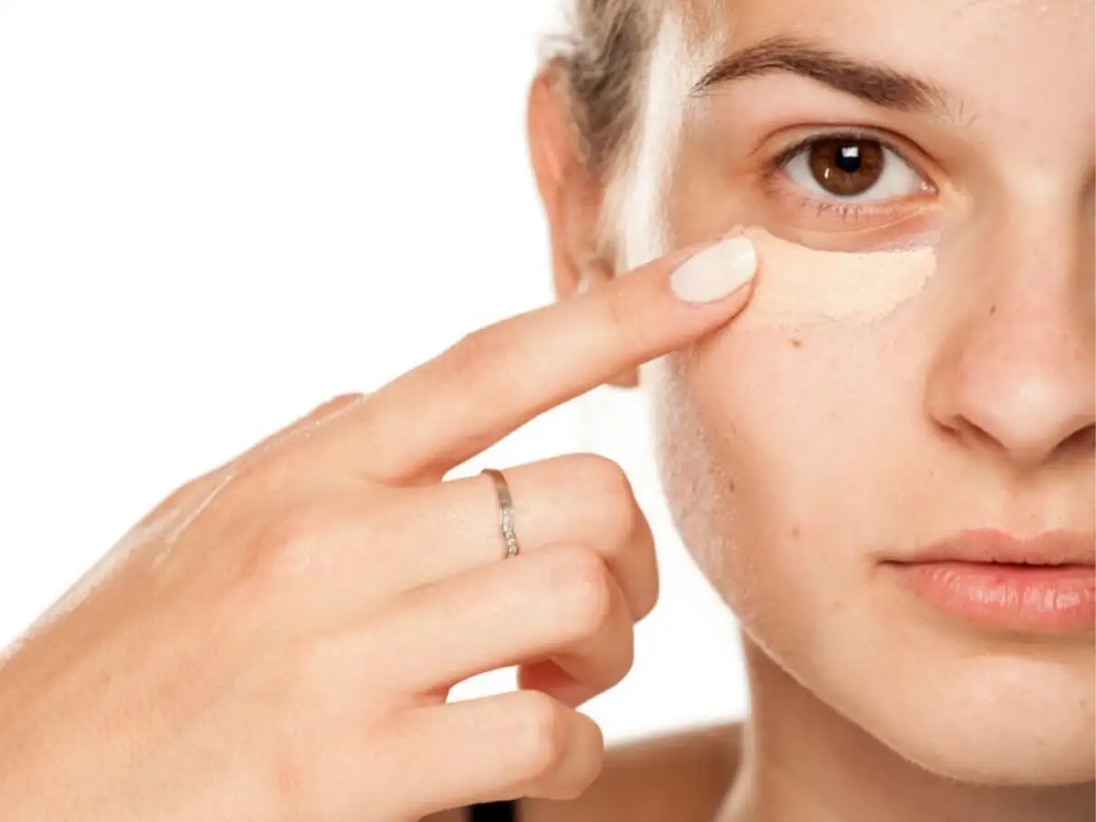 Che khuyết điểm kỹ càng sẽ giúp giảm viền thâm mắt