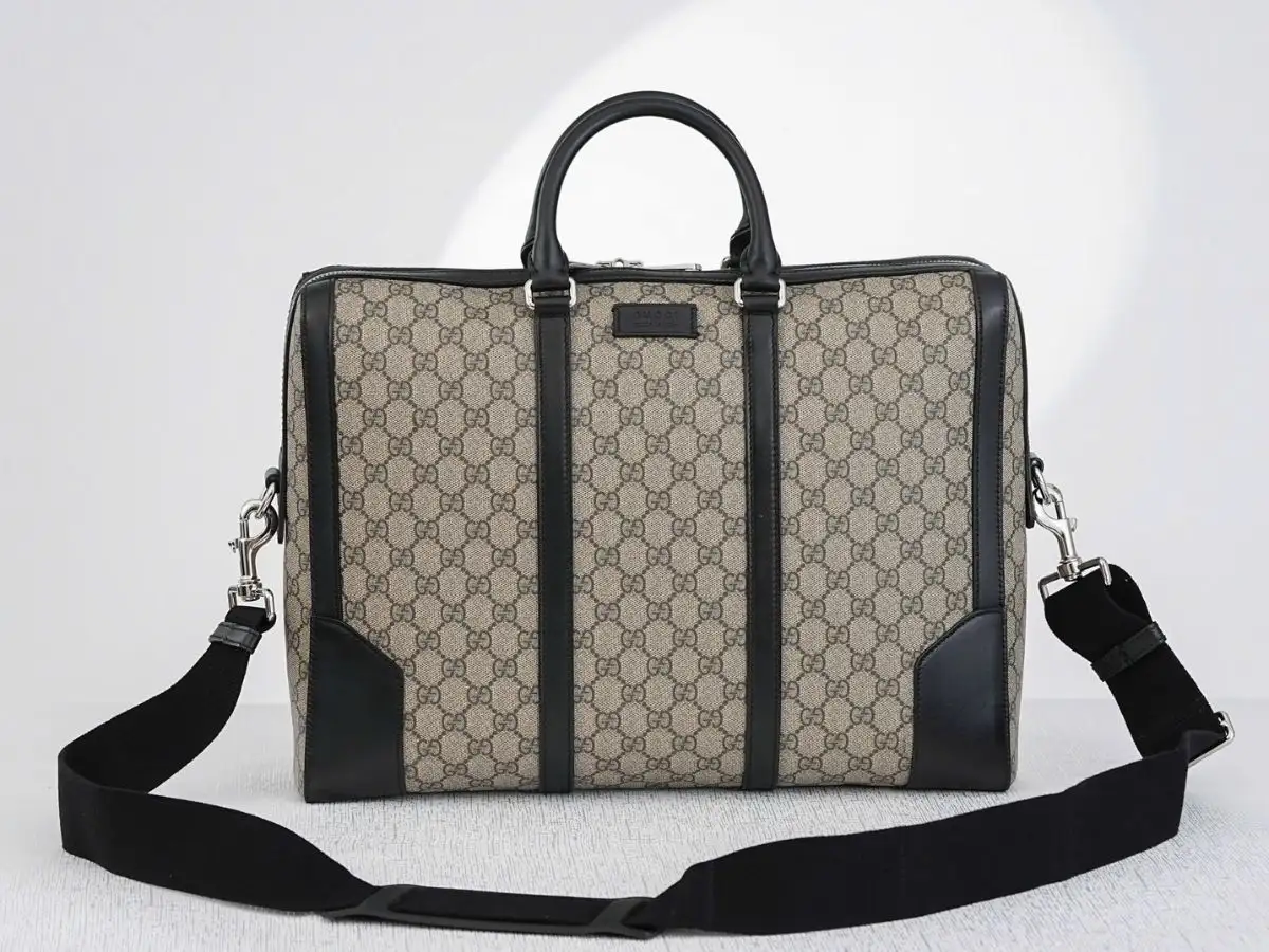 Cặp tài liệu Gucci là điểm nhấn sang trọng cho phong cách công sở lịch lãm