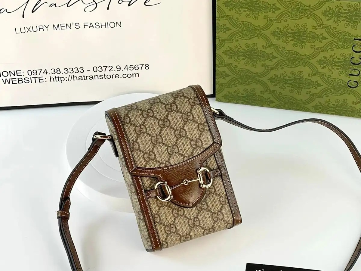 Túi đeo cổ Gucci tạo điểm nhấn cá tính cho outfit dạo phố