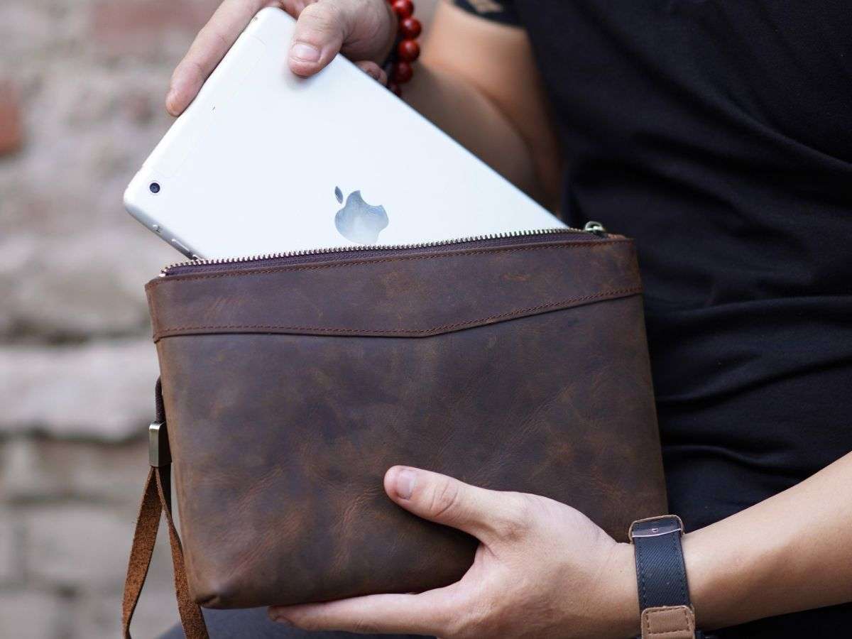 Clutch Urban Explorer màu nâu, thiết kế thông minh, phù hợp cho nhu cầu sử dụng hàng ngày