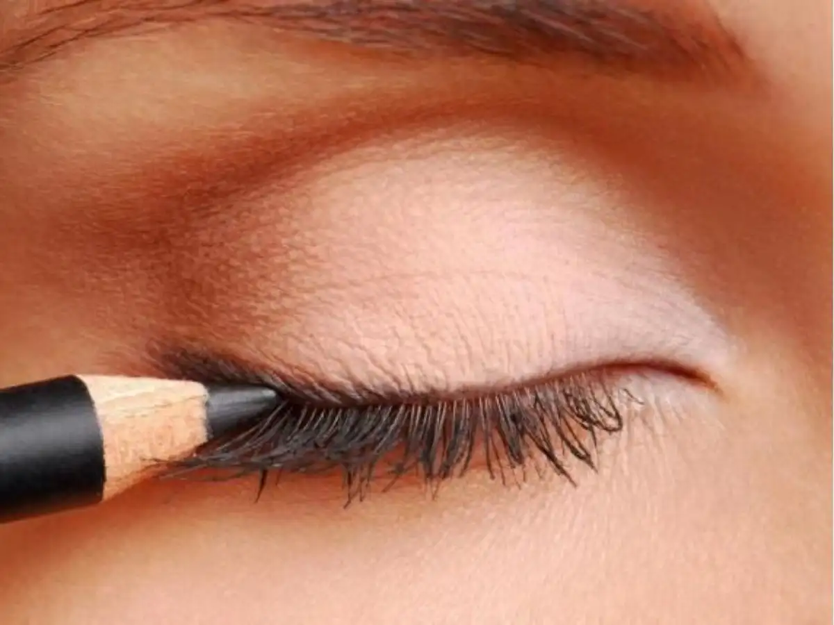 Eyeliner giúp mắt trông dài và sâu hơn