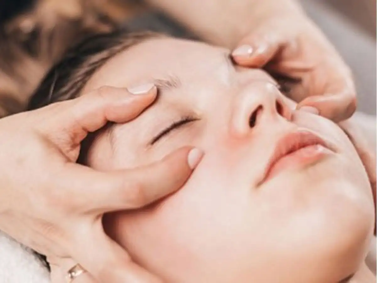 Lưu ý dùng lực nhẹ nhàng khi massage vùng quanh mắt