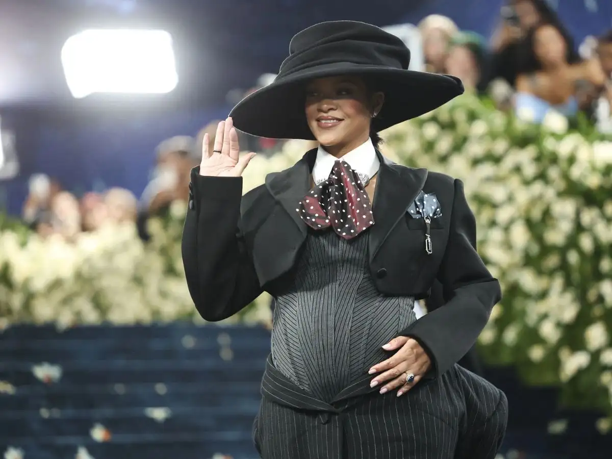 Rihanna với bộ suit đen tự tin thông báo về lần mang thai thứ 3 tại Met Gala 2025