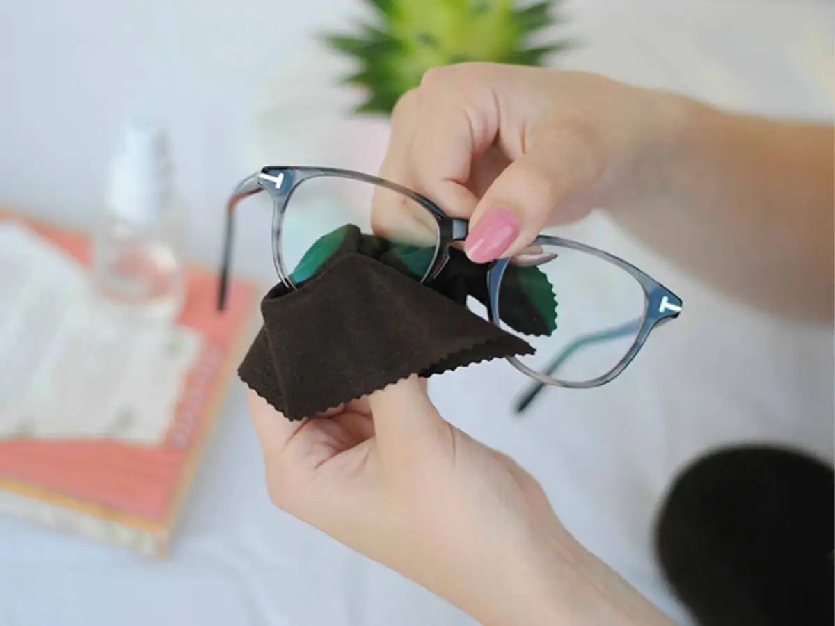 Các bước kiểm tra và bảo quản kính mắt để duy trì độ bền và chất lượng sản phẩm